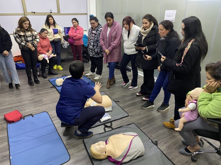 Con éxito finaliza taller de primeros auxilios ejecutado por UDLA para Programa Mujeres Jefas de Hogar de la Municipalidad de Concepción