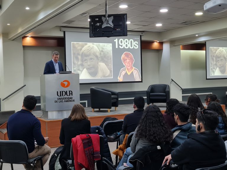 Estudiantes de Traducción e Interpretación en Inglés participan como intérpretes en conferencia realizada en el Campus Providencia
