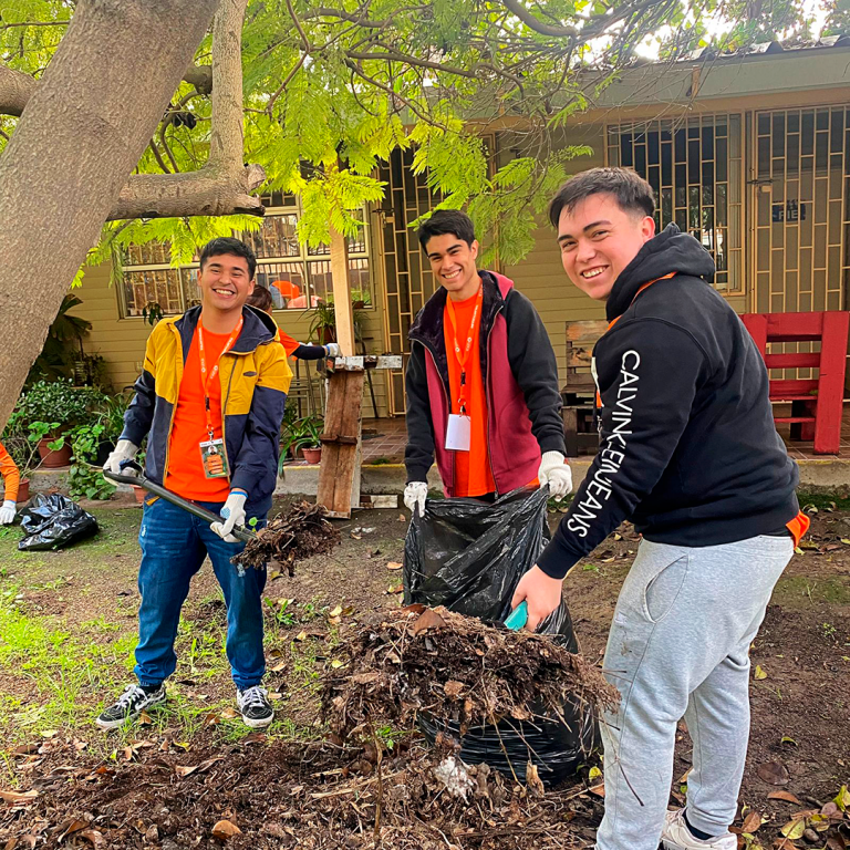 Estudiantes de Sede Santiago participan como voluntarios en trabajos de invierno en la Escuela Rosa Esmeralda de Melipilla