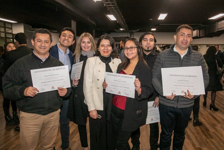 Más de 700 egresados de diversas áreas se titulan de sus postgrados en UDLA  