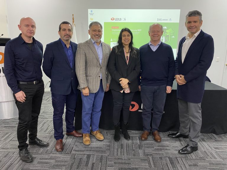 Expertos se reúnen en UDLA para abordar alcances y desafíos de la Ley REP en Campus El Boldal