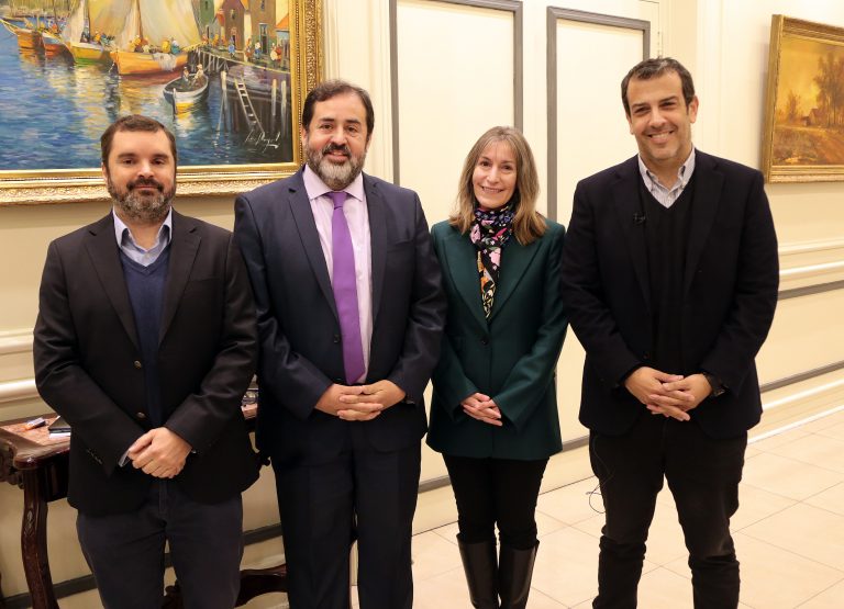 UDLA recibe a Rodrigo Delgado, exministro del Interior, para dialogar sobre Seguridad Pública