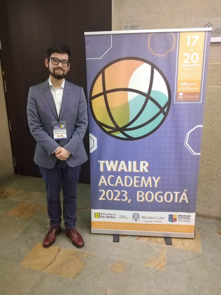 Académico de la carrera de Derecho expone sobre regulación de ecosistemas hídricos urbanos en América Latina en congreso internacional realizado en Colombia