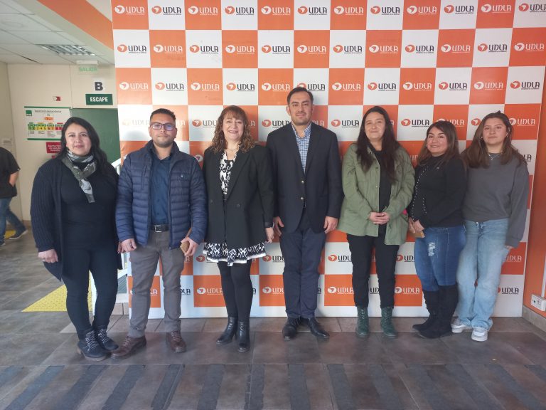 Alumnos beneficiados con Beca Esval-Fundación Educación y Cultura comparten experiencias de continuidad de estudios en desayuno con autoridades UDLA