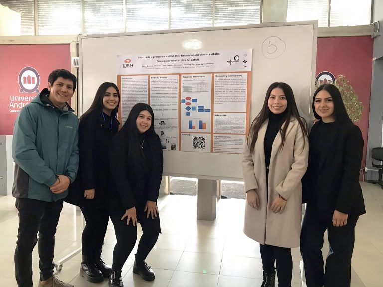Estudiantes de Fonoaudiología UDLA exponen póster de trabajo de tesis sobre salud auditiva en surfistas en jornada de actualización de audiología en la Región de Biobío