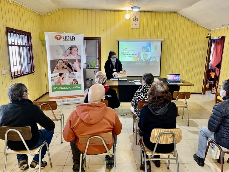 Estudiantes de Fonoaudiología UDLA enseñan cómo usar y cuidar los audífonos a pacientes del Cesfam Los Cerros de Talcahuano