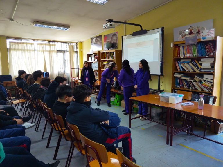 Estudiantes de Nutrición y Dietética UDLA imparten talleres de alimentación saludable a escolares en Complejo Educacional Maipú