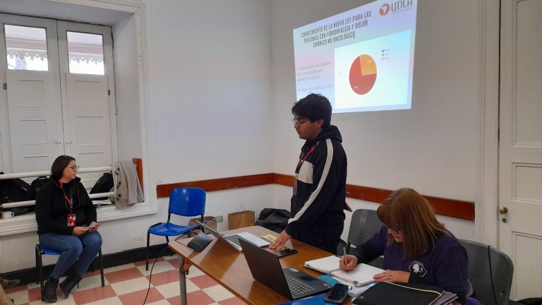 Estudiantes de Trabajo Social del Campus La Florida UDLA realizan diagnóstico y charla a socias de la Agrupación Afibropuente