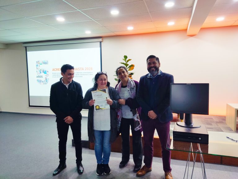 UDLA entrega computadores a Dirigentes Sociales que participaron de programas de alfabetización digital