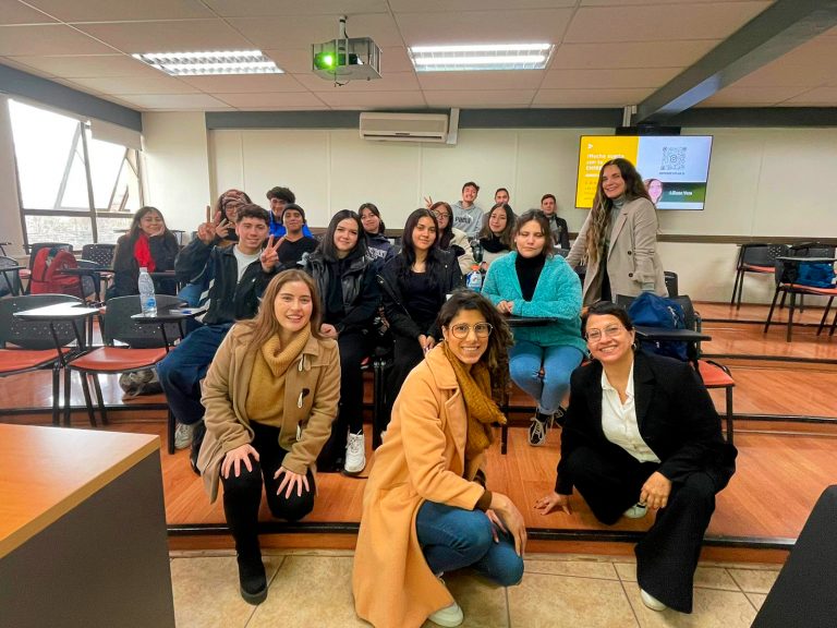 Estudiantes de Sede Santiago participan de conversatorio con expertos en herramientas digitales