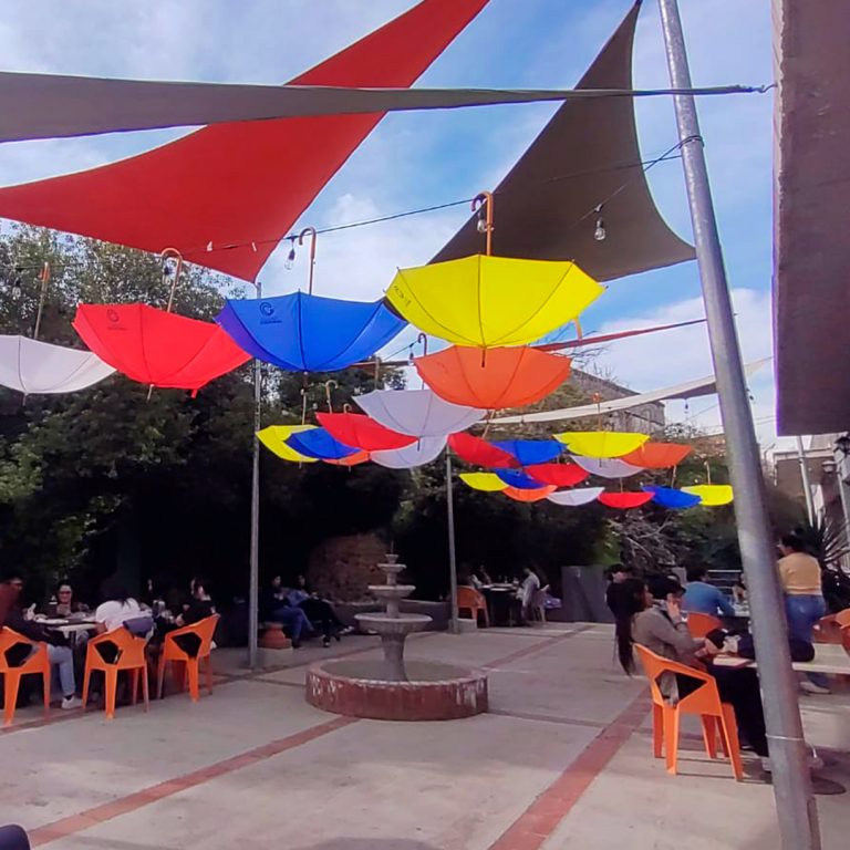 Sede Santiago recibe con intervenciones artísticas a los estudiantes del segundo semestre