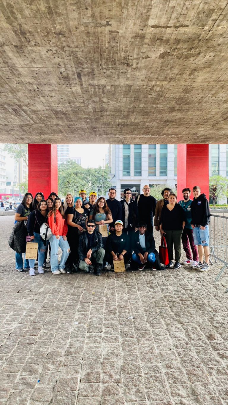 Como parte de su encargo de taller, estudiantes de la Escuela de Arquitectura UDLA visitan la ciudad de São Paulo en Brasil