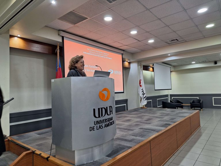 Conferencia del Diplomado en Gestión Turística Sostenible analiza la importancia del turismo en Chile junto a profesionales del rubro y el Servicio Nacional de Turismo