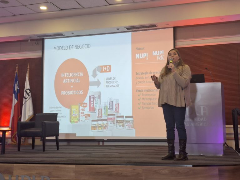 Emprendedora cuenta su experiencia de empresa de ciencia y biotecnología a estudiantes de UDLA