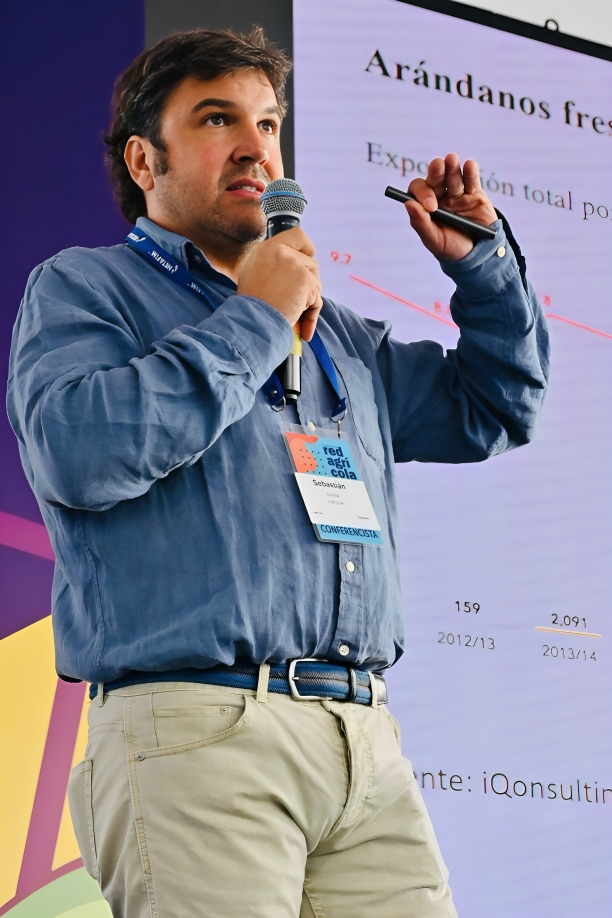 “La práctica, sumada a una buena base, forma buenos profesionales”: egresado de Agronomía asesora en el cultivo del arándano a empresas de 16 países