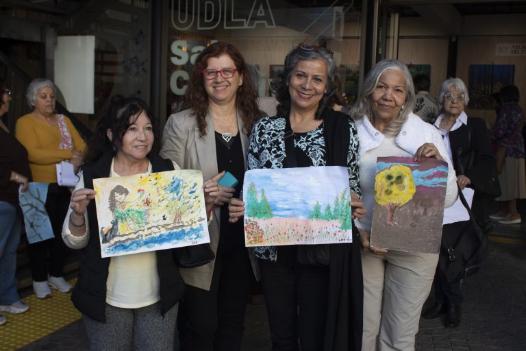 Adultas mayores de Peñalolén visitan exposición de artistas chilenas en la Sala de Exposiciones del Campus Providencia UDLA