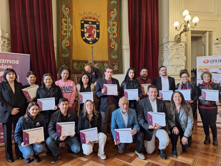 Escuela de Ingeniería Comercial y Municipalidad de Santiago certifican a vecinos que participaron de cursos de marketing y educación financiera impartidos por UDLA