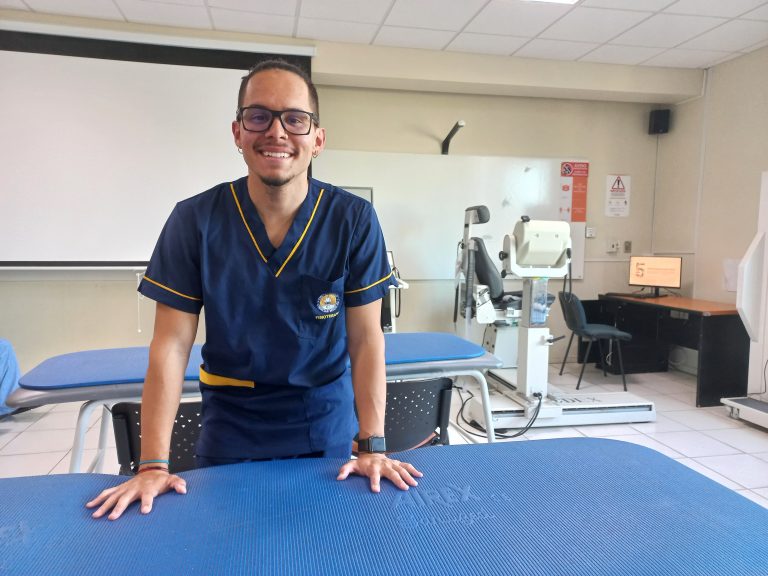 Estudiante de la Universidad de Ciencias Médicas de Costa Rica realiza pasantía en Escuela de Kinesiología de Campus Los Castaños UDLA
