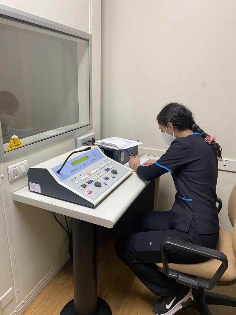 Fortaleciendo lazos de colaboración, Escuela de Fonoaudiología realiza evaluaciones auditivas a estudiantes de la carrera de Traducción e Interpretación en Inglés