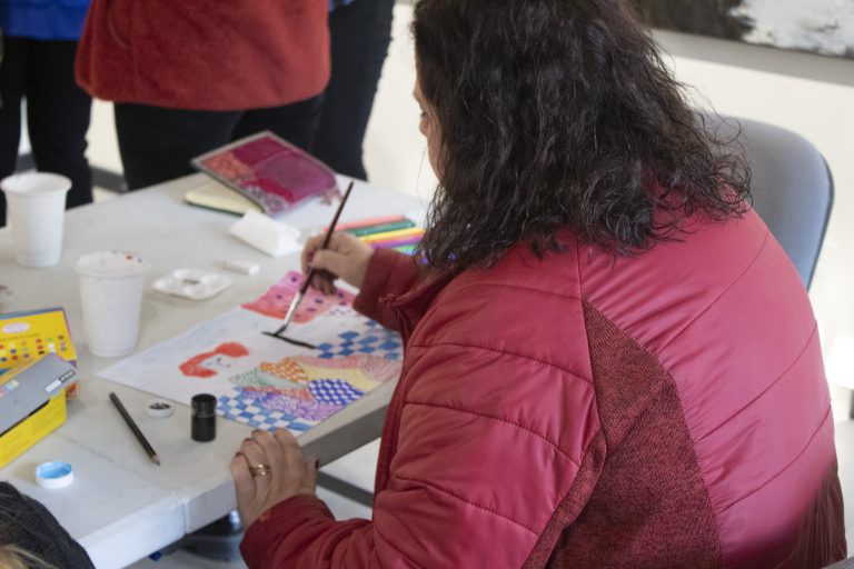 Adolescentes de la Fundación «Juntos por la Infancia” exploran obras de mujeres artistas ubicadas en Sala de Exposiciones de UDLA