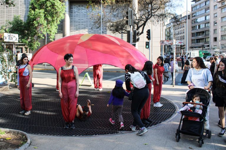 Académica de la Escuela de Arquitectura UDLA realiza intervención artística en los respiraderos de las estaciones del Metro