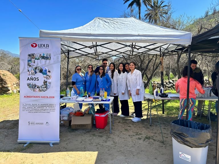 Carreras de Enfermería y TNS en Enfermería UDLA ofrecen acciones a la comunidad en feria de prevención contra el cáncer de mama y Patatur Eco Educativo