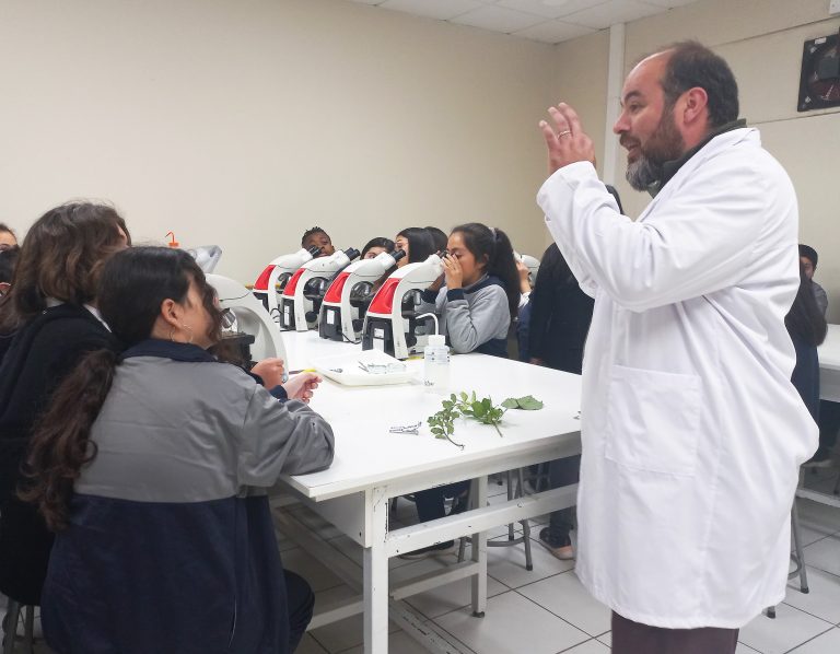 UDLA invita a estudiantes de 5° básico a 4° medio de colegios de la Región de Valparaíso a presentar proyectos científicos para la Feria Regional Escolar STEAM