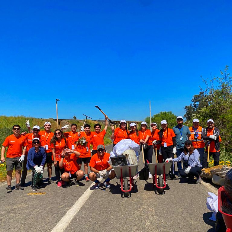 Voluntarios en Acción de Sede Santiago realizan trekking de limpieza en el Parque Natural Estero Puangue de Melipilla
