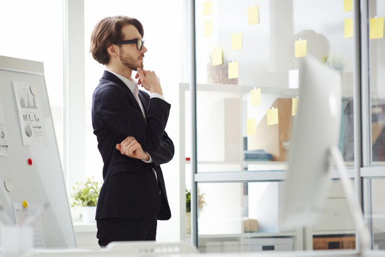 Estudiantes y egresados de UDLA asisten a Taller de Desarrollo de Carrera enfocado en mejorar la toma de decisiones en el ámbito académico-laboral