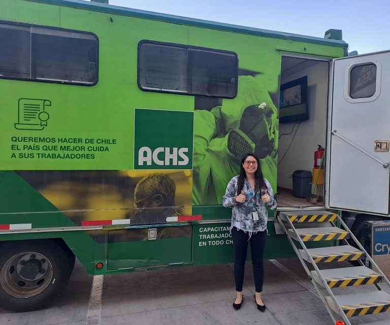 Egresada de Ingeniería en Prevención de Riesgos y Medio Ambiente entrega asesorías en la ACHS: “La salud de los trabajadores es algo que debemos proteger”