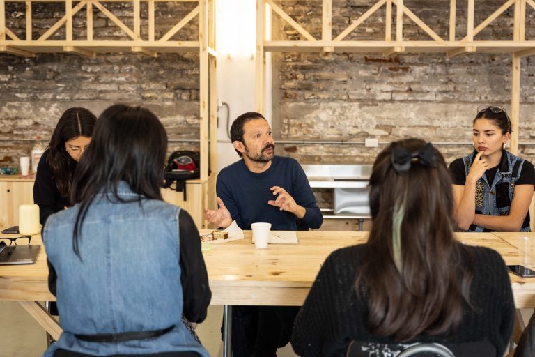 El Núcleo Lenguaje y Creación y la Escuela de Diseño UDLA realizan taller de tipografía en las dependencias del Espacio Cohete en el Barrio Franklin