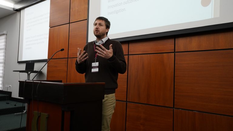 Académico investigador UDLA presenta estudio sobre innovación en empresas durante congreso de economía realizado en Ecuador