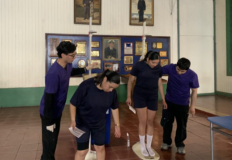 Académicos y estudiantes de Nutrición y Dietética de Sede Concepción evalúan a estudiantes de primer año de la Escuela de Grumetes