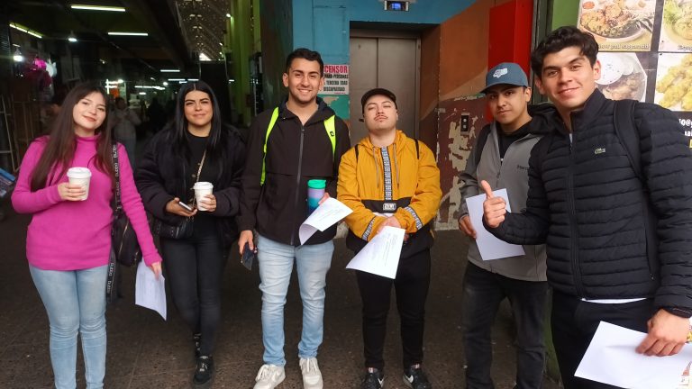 Alumnos de Relaciones Públicas visitan el Mercado Tirso de Molina con el objetivo de recabar información sobre los migrantes en Chile a través de diversas técnicas de investigación