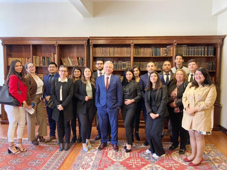 Carrera de Derecho UDLA impulsa programa de visitas disciplinares a organismos públicos y encuentros de ciencias jurídicas para sus estudiantes