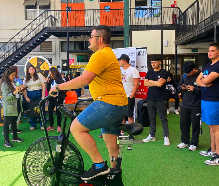 Con la presencia de pymes deportivas, campus de la Sede Santiago organizan la Feria Deportiva DAE con actividades recreativas para los estudiantes