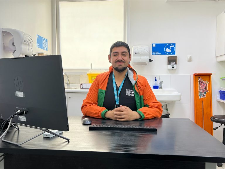 Cristian Cáceres, trabajador social del Servicio de Salud O’Higgins y egresado de UDLA: “Destaco la Vinculación con el Medio de la Universidad puesto que nos da un plus como profesionales”