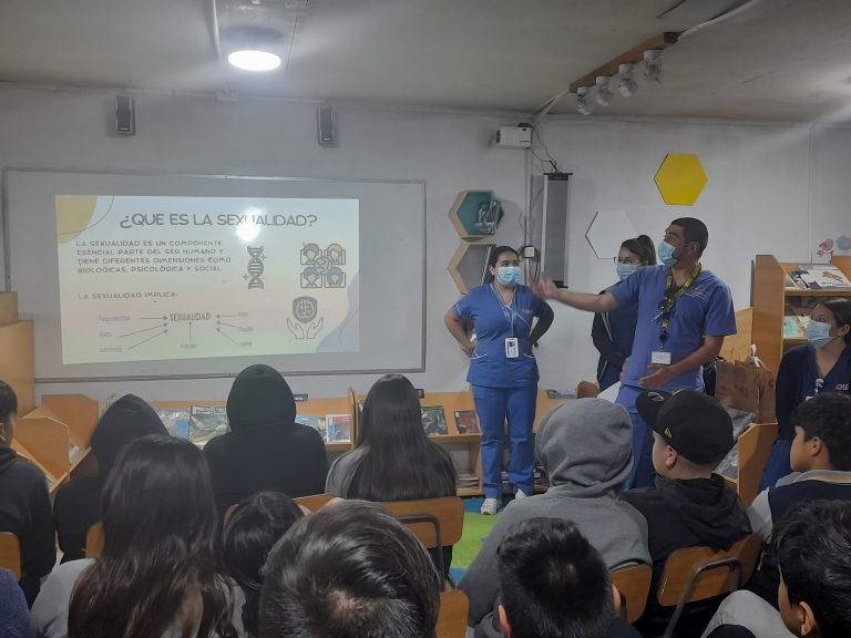 Estudiantes de la Escuela de Enfermería imparten clases de educación sexual en Colegio San Fidel de Renca