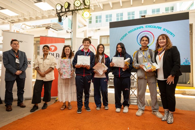 En Campus Los Castaños se realiza Feria Regional Escolar STEAM del Proyecto FIC Región del Saber y se premia a estudiantes ganadores con sus propuestas científicas