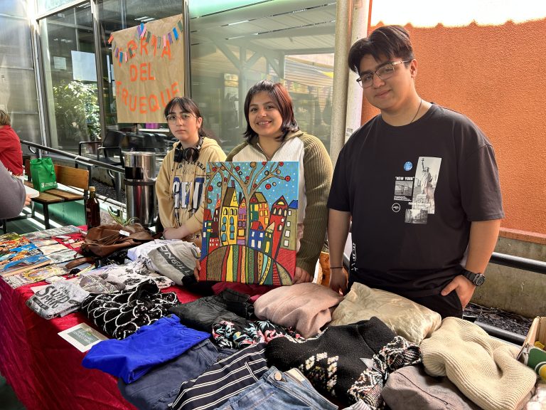 Fortaleciendo el reciclaje y la economía circular, estudiantes de Campus El Boldal participan de la primera Feria del Trueque