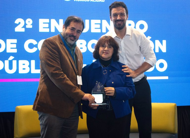 UDLA recibe reconocimiento por su contribución a la comunidad durante el Encuentro de Cooperación Público Privada Maipú 2023