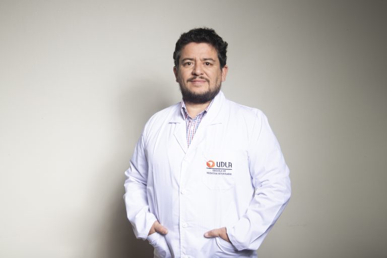 Académico de la Facultad de Medicina Veterinaria y Agronomía expone sobre bienestar animal en congreso realizado en México