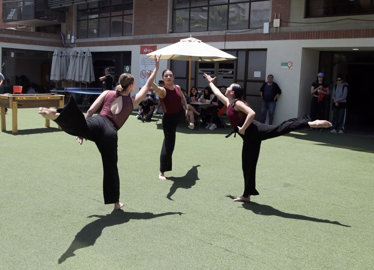Escuela Moderna de Música realiza intervención artística en UDLA en el marco del Día Internacional de la Eliminación de la Violencia contra la Mujer