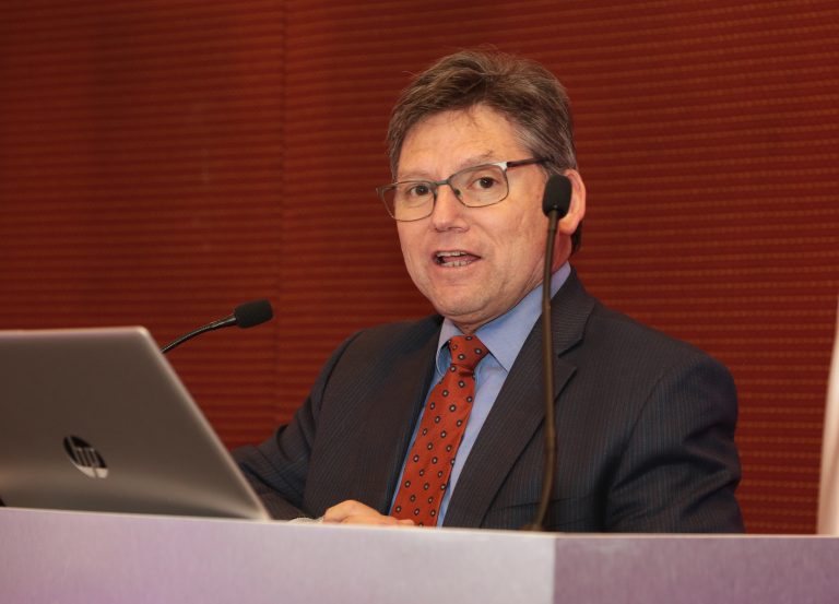 Ministro de la Corte Suprema, Jean Pierre Matus, y expertos a nivel nacional exponen sobre nueva Ley de Delitos Económicos en seminario de la Escuela de Derecho