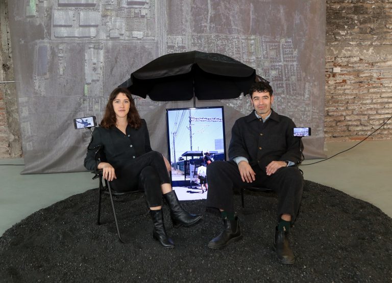 En Galpón UDLA, ubicado en el persa Víctor Manuel, académicos de Arquitectura realizan exposición sobre la explotación de recursos en la Región del Biobío