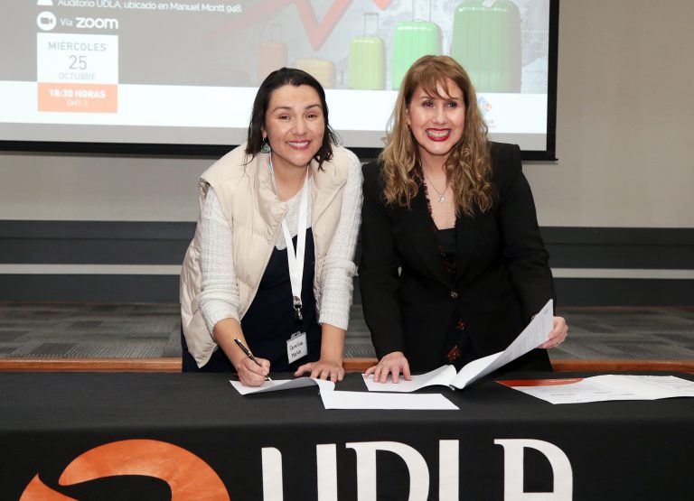 UDLA y Asociación de Profesionales y Técnicos del Turismo firman convenio de cooperación para impulsar la excelencia en educación turística