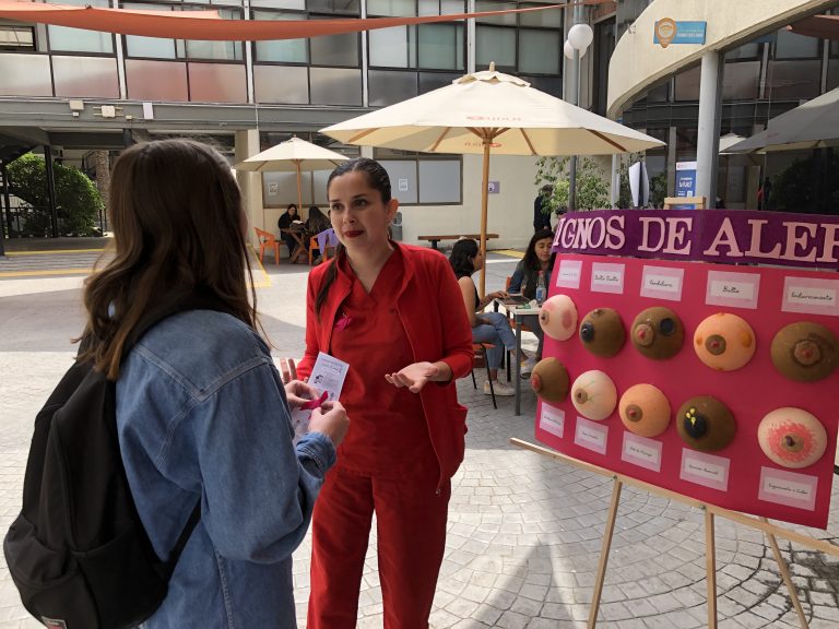 Escuela de Obstetricia y Puericultura conmemora el Día Mundial contra el Cáncer de Mama con intervención en el Campus Providencia