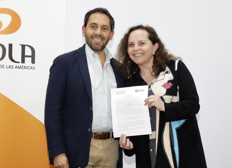 Mejor Niñez RM y la Facultad de Salud y Ciencias Sociales estrechan lazos con firma de convenio y ceremonia de certificación del Curso de Líderes