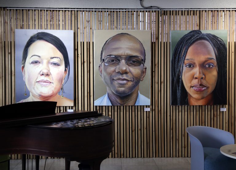 Reflejando la riqueza cultural de la migración, Sala de Exposiciones UDLA inaugura su sexta muestra en Campus Providencia