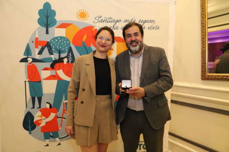 Aula Magna UDLA hace historia recibiendo la primera cuenta pública de seguridad de la comuna de Santiago